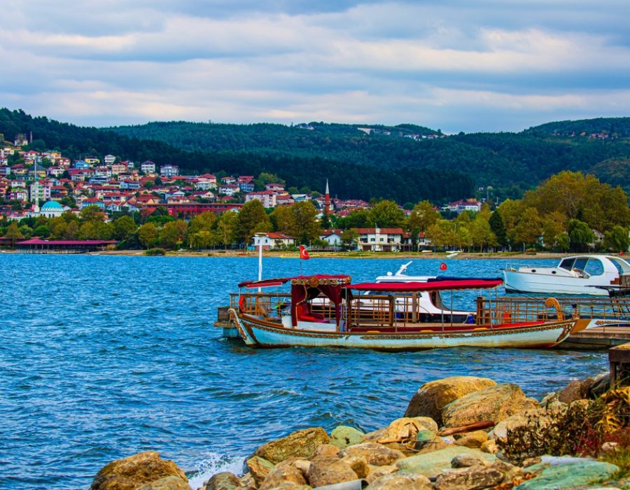 View,Of,The,Shores,Of,Lake,Sapanca,And,A,Tour View,Of,The,Shores,Of,Lake,Sapanca,And,A,Tour